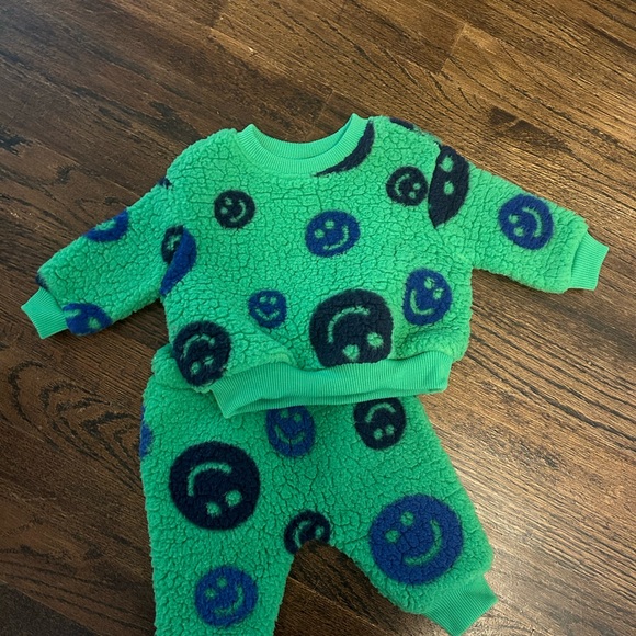 Old Navy Sherpa Sweatshirt and Jogger Sex for Baby. Unisex size 0-3 mo. - Picture 2 of 7